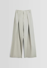 Pantaloni grigi chiari a gamba larga con pieghe frontali, texture del tessuto liscia e vita. Presentano tasche laterali, taglio sartoriale e vestibilità comoda.