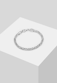 Bracciale in argento con maglie intrecciate, finitura lucida e chiusura a moschettone. Design semplice con una texture liscia.