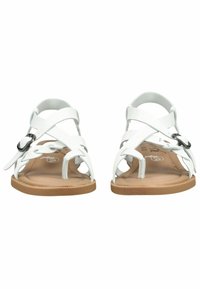 Sandales plates blanches avec semelles couleur tabac, design à bout ouvert, boucle d'orteil et boucles latérales ajustables vues de face.