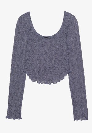 Virkatun långärmad topp i mjuk lavendel. Har en rundad halsringning och en vågig fåll som framhäver ett strukturerat blommönster.