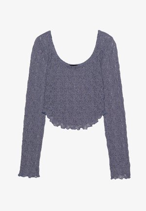 Kvačkana bluzica s dugim rukavima u mekoj lavandi. Ima izrez u obliku čamca i oštri rub, s teksturalnim cvjetnim uzorkom.
