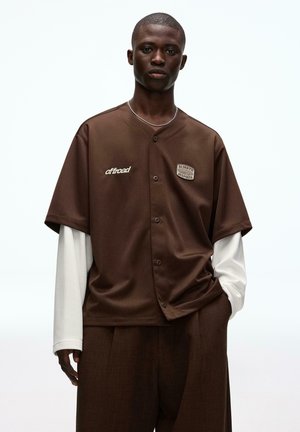 DOUBLE SLEEVE EMBROIDERED - Cipzáras pulóver - brown