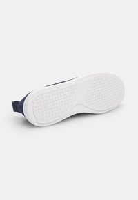Marineblaue Wildledersneaker mit einer weißen Gummisohle. Verfügt über eine strukturierte, gemusterte Außensohle für guten Halt und eine Schlaufe an der Rückseite für einfaches An- und Ausziehen.