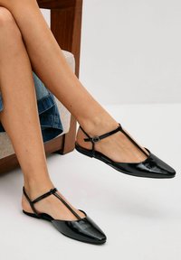 Next FOREVER COMFORT - Baletkurpes ar atvērtu aizmuguri - black