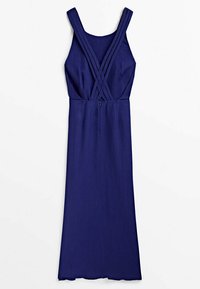 Ärmlös marinblå klänning med figurnära midja och korslagda dubbla axelremmar på baksidan, som sträcker sig till ankellängd.