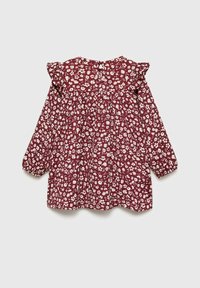 Tummanpunainen kukallinen mekko valkoisilla kukilla; siinä on frillalla varustetut olkapäät, pitkät puffihihat ja kerrostettu, poimutettu muotoilu. Pehmeä kankaan rakenne.