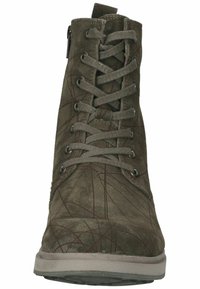 Olivgrüne Wildleder-Ankelboots mit Schnürung vorne, seitlichem Reißverschluss und strukturiertem Obermaterial mit roten Linienmustern. Gummisohle mit flachem Absatz.
