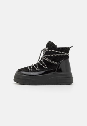 - Ankle boot