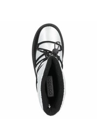 Bota plateada impermeable con acentos en negro, punta redondeada y un sistema de cordones ajustable. Forro de forro polar visible en la abertura.
