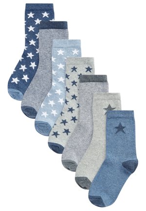 Set aus sieben Socken in verschiedenen Blau- und Grautönen. Die Muster umfassen Sterne und Streifen, mit kontrastierenden Akzenten an Zehen und Fersen.