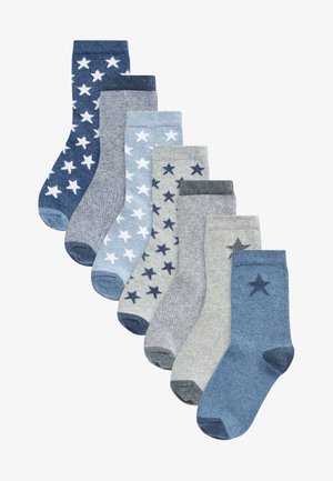 Conjunto de siete calcetines en varios tonos de azul y gris. Los patrones incluyen estrellas y rayas, con acentos contrastantes en la puntera y el talón.