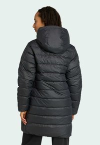 Tamno siva puf jakna s kapuljačom, s horizontalno kvadratnim dijelovima i dizajnom do bedara za toplinu i pokrivenost.