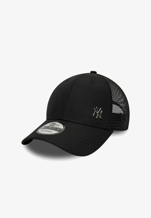 Juoda reguliuojama beisbolo kepuraitė su tinklinės medžiagos nugara ir metaliniu Niujorko „Yankees“ logotipu priekinėje dalyje.