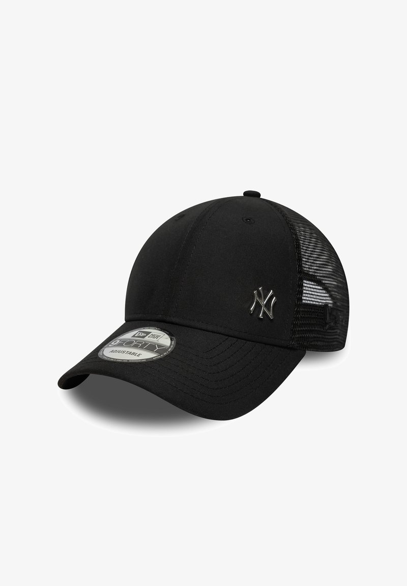 Svart justerbar baseballcaps med netting bak og metallisk New York Yankees-logo på frontpanelet.