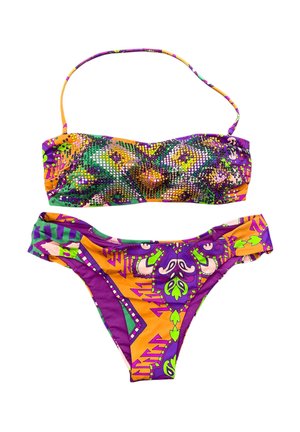 Set di bikini con motivi multicolori, viola, verde e arancione. Il top ha un design arricciato con decorazioni; il fondo è a vita bassa.
