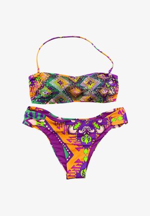 Set di bikini con motivi multicolori, viola, verde e arancione. Il top ha un design arricciato con decorazioni; il fondo è a vita bassa.