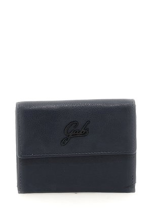 Portafoglio in pelle nera con patta pieghevole e il nome del marchio "Gabs" impresso sul davanti.