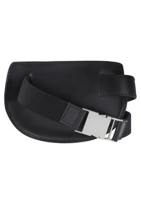 Czarna skórzana saszetka o zaokrąglonym kształcie, z elastycznym paskiem i srebrną metalową klamrą do bezpiecznego zamknięcia.