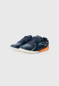 Baskets de sport bleu marine avec une finition texturée, présentant des accents orange et turquoise, un design à lacets et une semelle en caoutchouc.