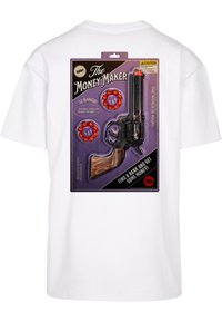 Hvid t-shirt med et lilla emballagegrafik af en legetøjsrevolver med røde detaljer, mærket "The Money Maker", og røde cirkulære kapsler.