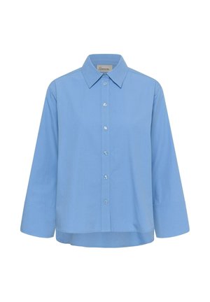 Hele sinine pika varrukaga nööbitav särk, millel on laiad mansetid ja terav krae, nähtav eest valgel taustal.