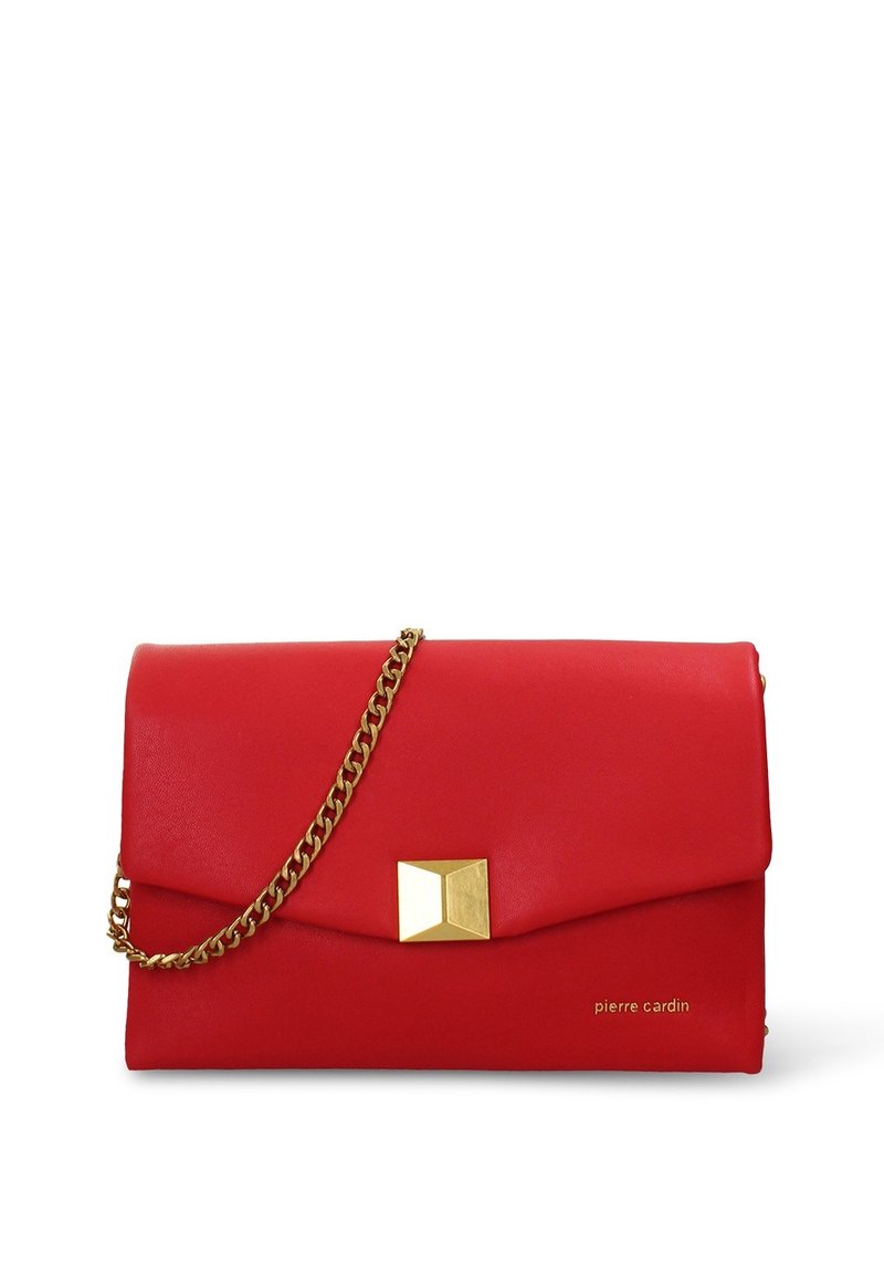 Pochette rossa in ecopelle con patta pieghevole, tracolla a catena dorata e dettagli geometrici in oro. Presenta un logo in rilievo.