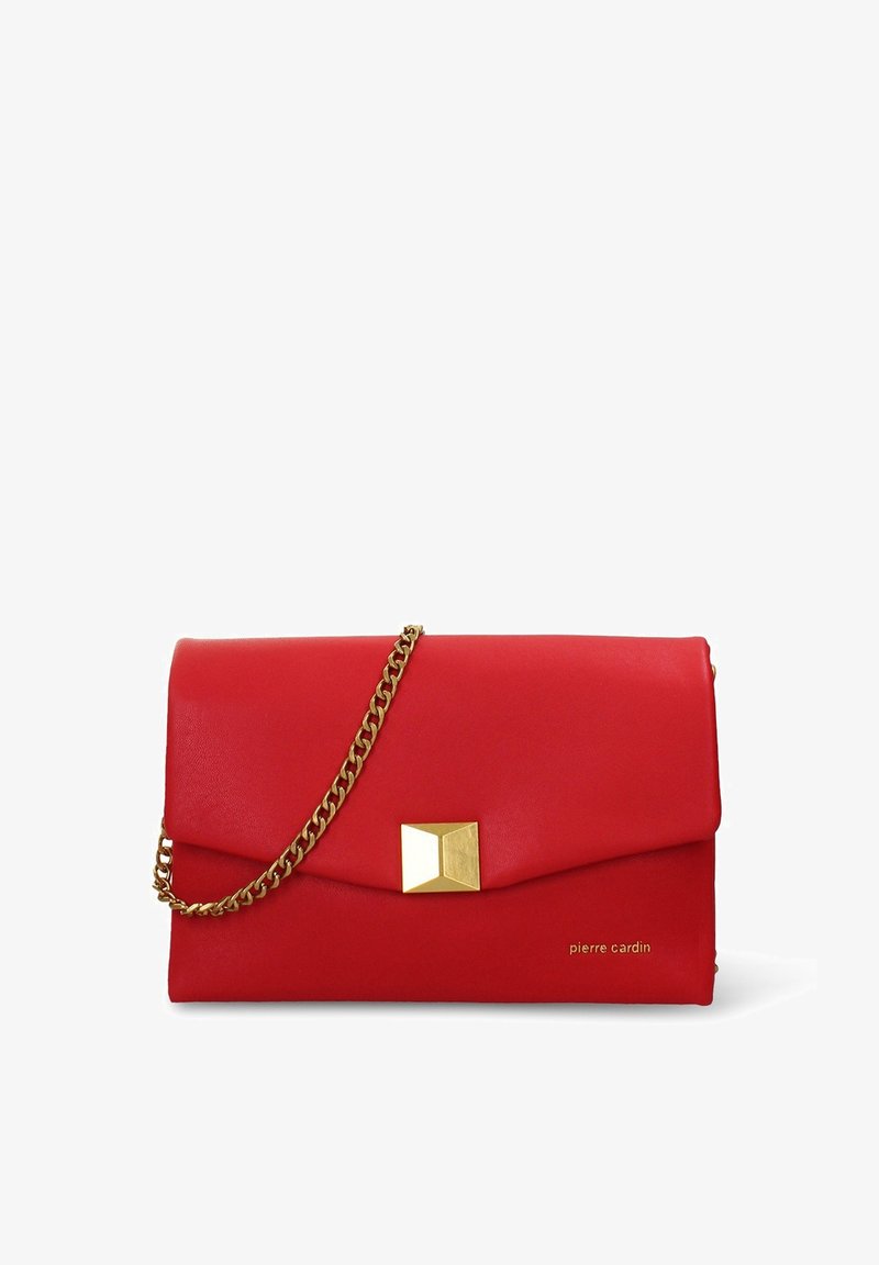 Pochette rossa in ecopelle con patta pieghevole, tracolla a catena dorata e dettagli geometrici in oro. Presenta un logo in rilievo.