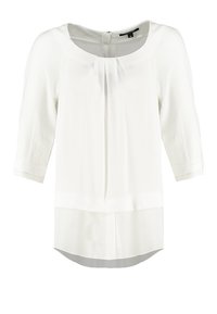 Weiße Bluse mit rundem Ausschnitt, Dreiviertelärmel, Falten-Detail an der Vorderseite und einem geschichteten, etwas längeren Saum an der Rückseite.