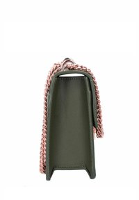 Bolso de mano de imitación cuero verde con forma estructurada, que cuenta con una correa de cadena en oro rosa y superficie texturizada. Los detalles incluyen un cierre en la parte superior.