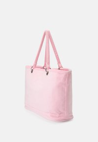 Saco de tecido rosa com duas alças de transporte, detalhes em metal prateado e uma forma estruturada. Textura suave com acabamentos costurados.