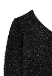 Tessuto nero a trama morbida con piccole filamenti riflettenti che formano un colletto alto e una cucitura sulla spalla.