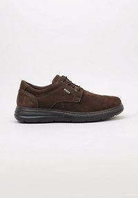 Chaussures à lacets en daim marron avec un bout arrondi, une semelle extérieure en caoutchouc noir et des détails de coutures discrètes sur la tige.