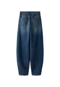 Modre kavbojke iz denima z elastičnim pasom, širokimi hlačnicami in dvema zadnjima žepoma. Tkanina ima mehak videz s rahlo bledim zaključkom.
