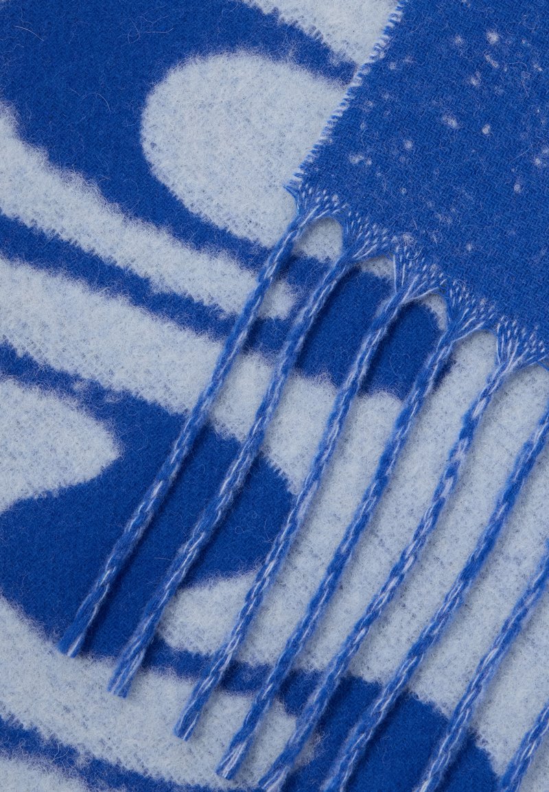 Blau und hellblau gemusterter Schal, aus weichem Stoff gefertigt, mit gefranstem Rand und verdrehten Fäden. Abstraktes Design mit wabernden Formen.