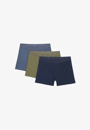 Trzy pary męskich bokserów w ciemnoniebieskim, oliwkowozielonym i szarym kolorze, ułożonych na białym tle w formie nachodzących na siebie.