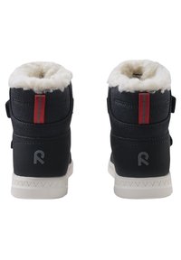 Botas de nieve negras con forro blanco esponjoso, franja roja de acento, parte superior de tela acolchada, correa ajustable y suela de goma blanca texturizada.