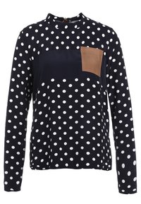 Camicia a maniche lunghe di colore blu navy con pois bianchi, caratterizzata da un pannello di un blu scuro uniforme e una tasca applicata beige sul lato sinistro. Tessuto misto cotone.