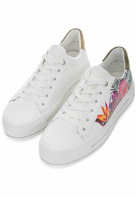Sneaker di pelle bianca presentano un design floreale colorato sui lati, punta rotonda e lacci testurizzati. Accenti marrone chiaro sul tallone.