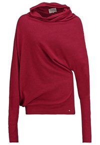 Pull rouge à manches longues avec un large col drapé et des poignets côtelés, arborant un petit logo métallique près de l'ourlet.
