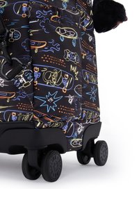 Svart tygväska med färgglada grafik med skateboard-tema, utrustad med smidiga, hållbara hjul och ett strukturerat svart handtag.