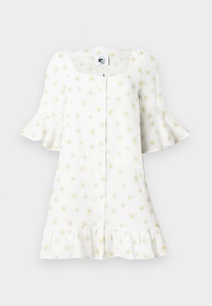 Robe blanche avec des manches courtes évasées, décolleté carré, devant à boutons, ourlet volanté et un motif de petites marguerites jaunes sur l'ensemble.