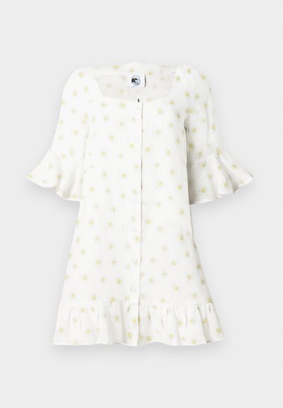 Rochie albă cu mâneci scurte evazate, decolteu pătrat, deschidere cu nasturi în față, tiv cu volane și un model de margarete galbene mici pe toată suprafața.