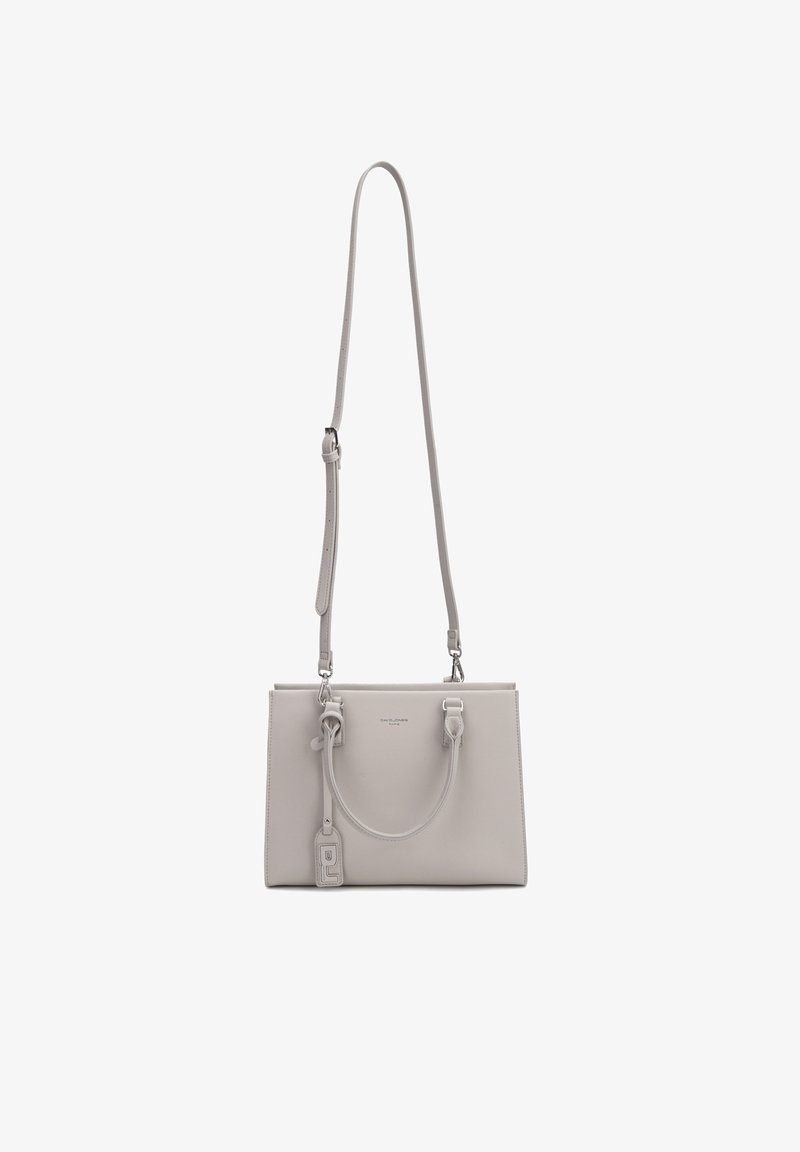 Sac à main rectangulaire en cuir gris clair avec doubles poignées sur le dessus, bandoulière longue réglable et petite étiquette décorative attachée.