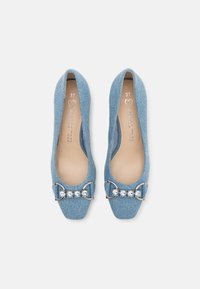 Ballerines en denim avec un bout carré, accents en métal argenté, et un nœud décoratif arborant des pierres transparentes sur le dessus. Taille 37.