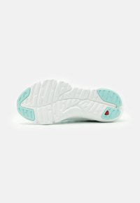 Sole di sneaker bianca con battistrada texturizzato, caratterizzata da accenti blu chiaro e un piccolo triangolo rosso. Il design è liscio e leggermente curvato.