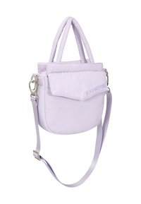 Sac à main matelassé violet clair avec deux poignées supérieures et une bandoulière détachable. Comporte un rabat avec fermeture magnétique et un détail de logo embossé.