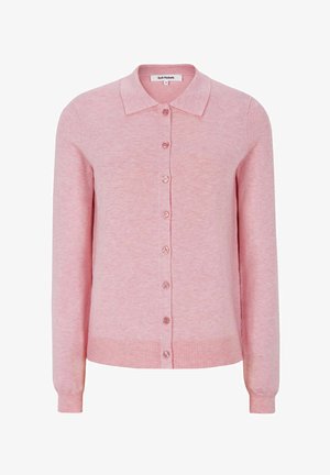 Svetlo roza cardigan iz mehke pletene tkanine. Ima ovratnik, zapenjanje na gumbe ter rebraste manšete in rob.