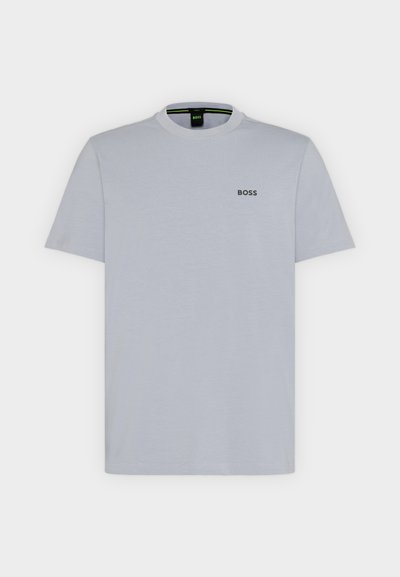 T-shirt gris clair à manches courtes avec col rond et petit logo noir « BOSS » sur la poitrine gauche.