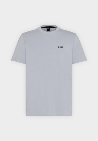 T-shirt gris clair à manches courtes avec col rond et petit logo noir « BOSS » sur la poitrine gauche.
