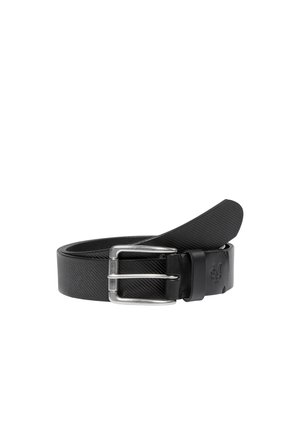 Ceinture en cuir noir texturé avec une boucle rectangulaire en argent et un logo embossé près de la boucle, enroulée sur un fond blanc.